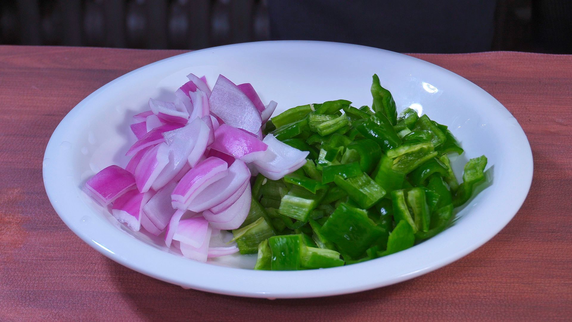 鸡蛋倒进木耳中，出锅就是招牌菜，饭店要58在家不到10块，学习了