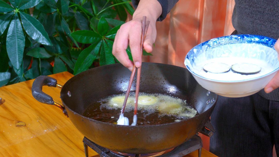 年夜饭炸茄盒，淀粉炸还是面粉炸？教你正确做法，外酥里嫩不回软