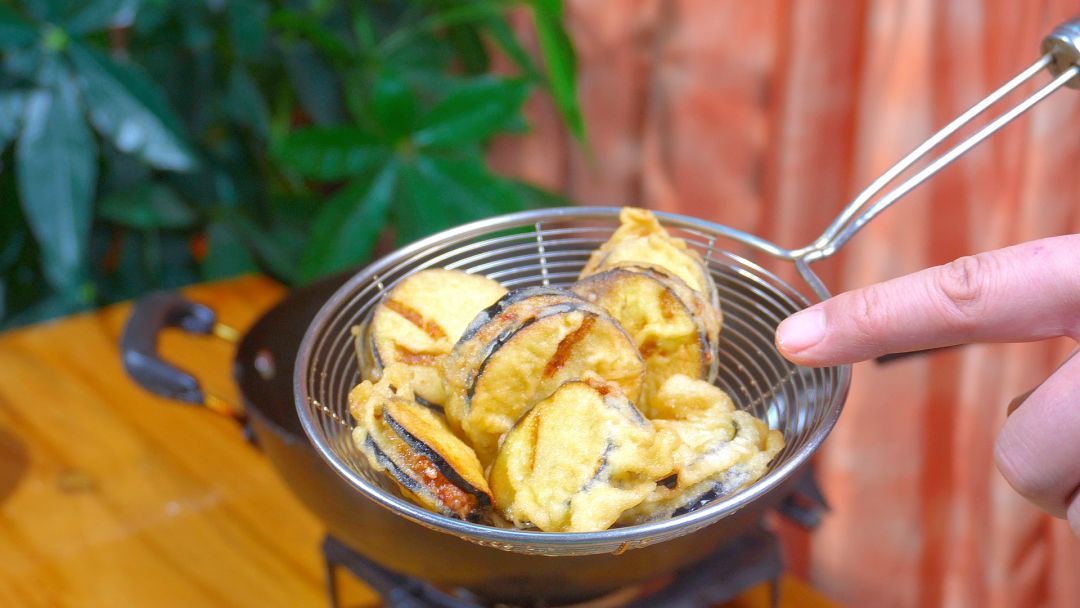 年夜饭炸茄盒，淀粉炸还是面粉炸？教你正确做法，外酥里嫩不回软