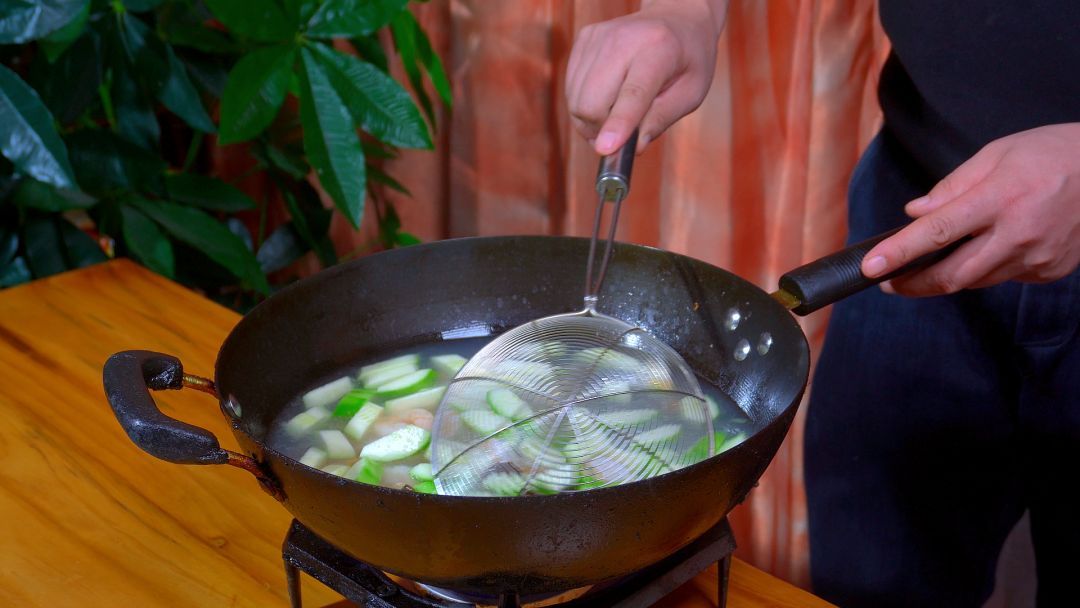 年夜饭西葫炒虾仁，是先炒西葫芦还是虾仁？教你正确做法，特下饭