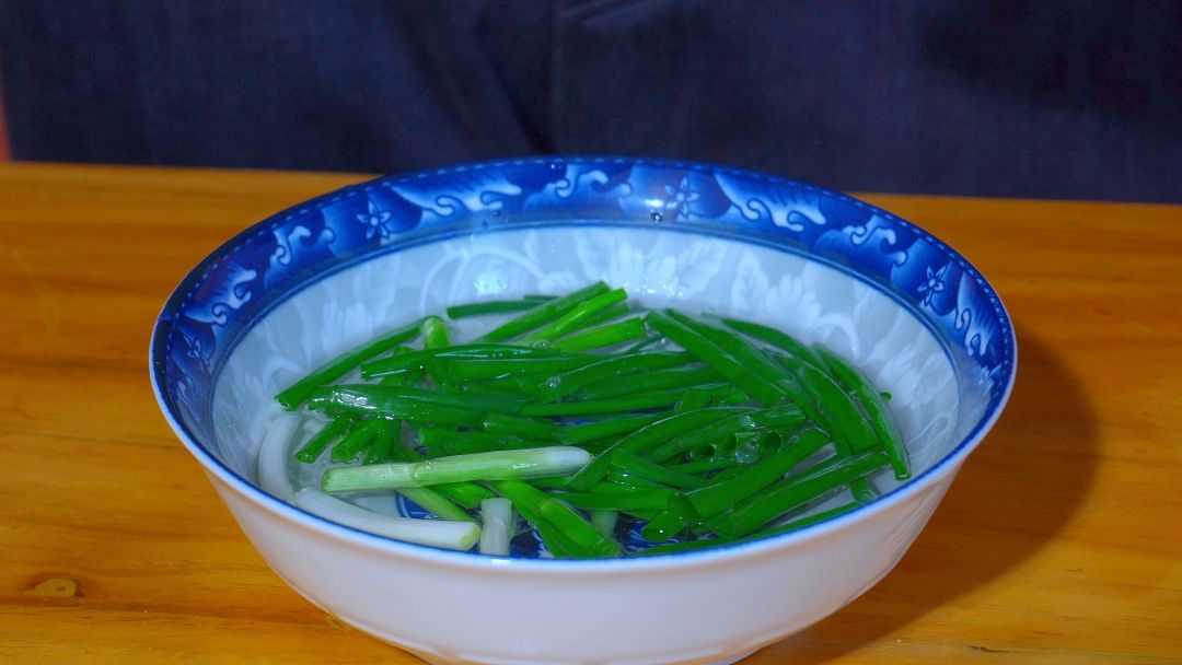 年夜饭葱香虾球，用面粉还是淀粉炸？总厨这样做，外酥里嫩超解馋