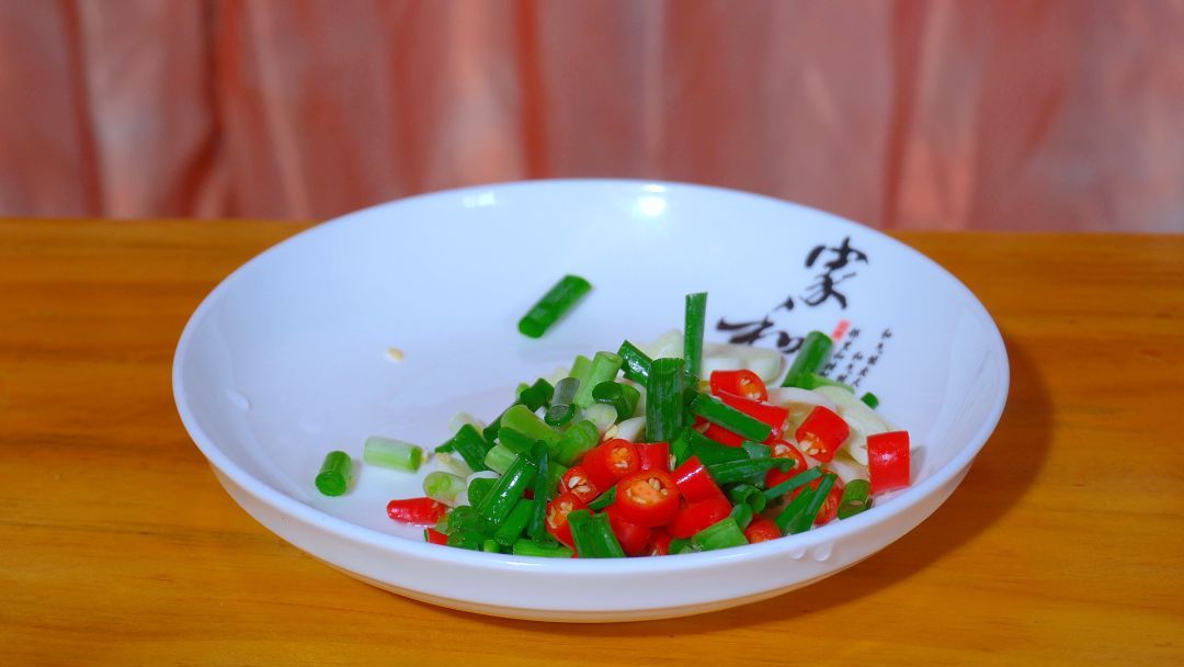 Stir frying vegetables do not look simple, the skills are really a lot of old chef to teach you the correct way, crispy and refreshing not out of soup