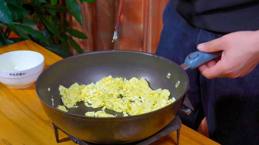 Stir frying vegetables do not look simple, the skills are really a lot of old chef to teach you the correct way, crispy and refreshing not out of soup