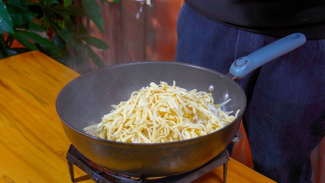 Stir frying vegetables do not look simple, the skills are really a lot of old chef to teach you the correct way, crispy and refreshing not out of soup