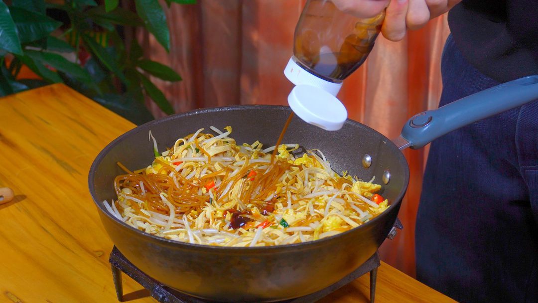 Stir frying vegetables do not look simple, the skills are really a lot of old chef to teach you the correct way, crispy and refreshing not out of soup