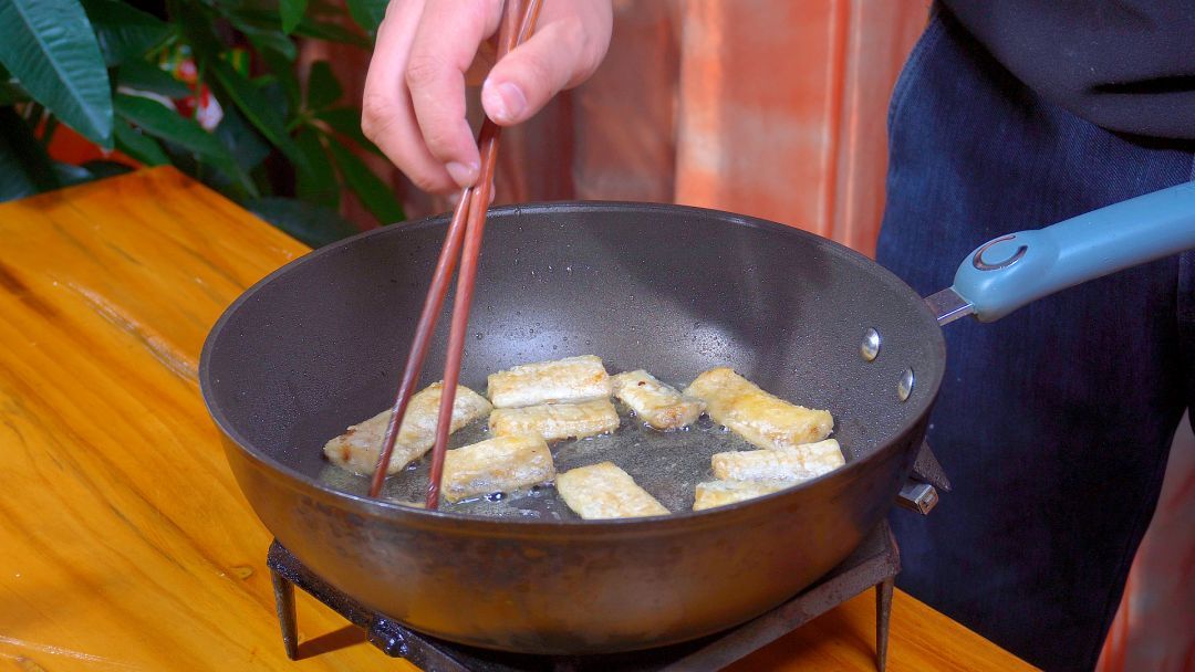 年夜饭煎带鱼，切记不要直接煎，老厨教你绝招，外酥里嫩不破皮