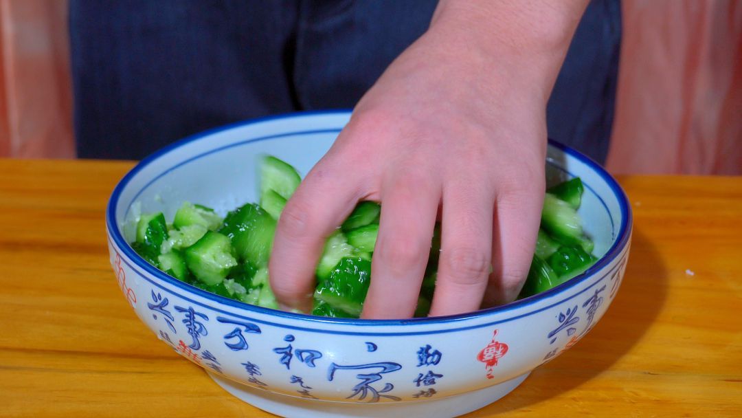 年夜饭凉拌黄瓜，切记不要直接加盐，这样做，清脆爽口还不出水