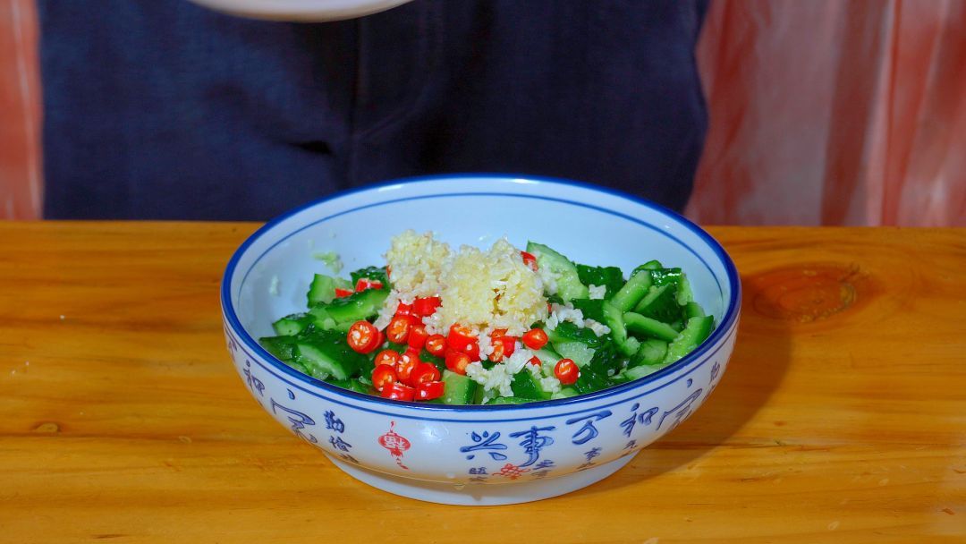 年夜饭凉拌黄瓜，切记不要直接加盐，这样做，清脆爽口还不出水