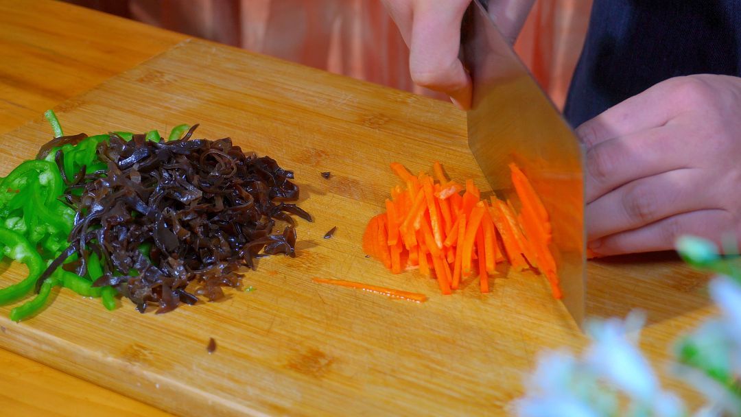 肉丝怎么炒鲜香滑嫩，鱼香汁怎么调？老厨分享鱼香肉丝家常做法