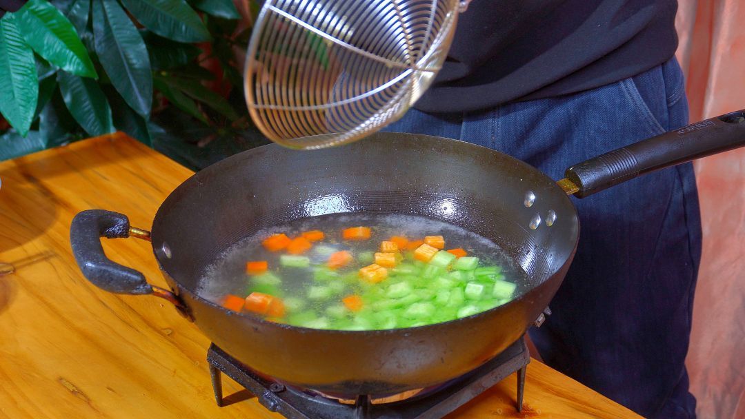 年夜饭爽口菜黄瓜炒虾仁，先炒黄瓜还是虾仁？教你正确做法，收藏