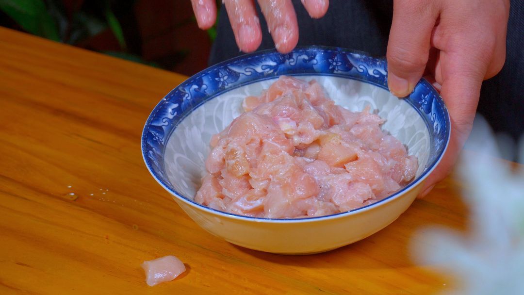 年夜饭下酒菜宫保鸡丁，分享祖师爷传授的做法，鸡肉滑嫩不输饭店